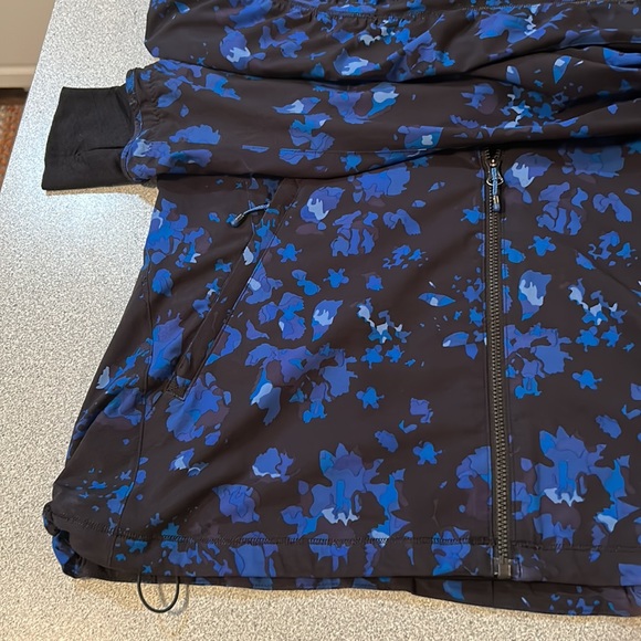 Lululemon Jacket - Picture 7 of 9